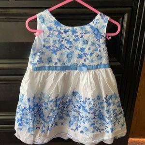 There is no tag.  I don’t know the brand.